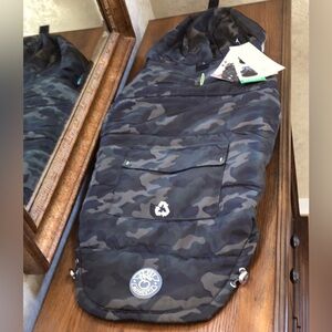New GF Pet authentic elasto-fit hood dog jacket. Camo. XL.
2 Velcro closures.